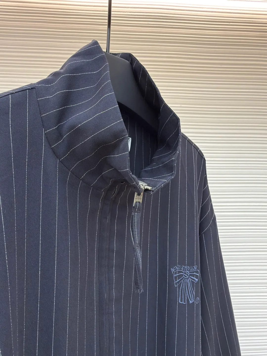 Acne Studios bow striped jacket ●Original version: Purchased and developed for 8000 ●Item number: 1680791-B45 ●Material: fine rhyme striped luxurious fabric fabric ●Technology: embroidery production ●Version: fitted version ●Weight: about 685 grams ●Size: 44-46-48-50 ●Description: Customized fine rhyme striped luxurious fabric and Acne Studios rayon jacquard lining, smooth and delicate, comfortable and close to the skin As smooth as silk, with navy blue as the main color, elegant reflection of retro atmosphere, the pinstripe design is a perfect tribute to retro sports. They are arranged in an orderly manner along the outline of the jacket, and the seasonal bow embroidery on the chest injects soul into the jacket. The delicate stitching makes the bow seem to flutter at any time. The design of the zipper is simple and elegant. Elegant behavior is calm and leisurely. It perfectly interprets the fashionable sweet and cool style, using imported machine embroidery technology. Using advanced computer control systems and precision mechanical components to achieve Acne Studios' seasonal bow tie embroidery work has high precision and smooth and delicate lines. The infrared positioning cutting machine uses infrared transmitters and infrared receivers to achieve precise positioning of materials. The accuracy can reach the micron level to meet the effect of high-precision cutting of plaid alignment. The fabrics have been sand-washed and have a better hand feel and texture. They are not easy to deform, shrink or fade, and maintain long-term beauty. The overall wiring is straight and delicate, the fabric is comfortable and soft, and the color is consistent without color difference. It can be matched with the same style to create a fashionable look and control various occasions. Customized accessories, complete with three standards, same style for men and women!